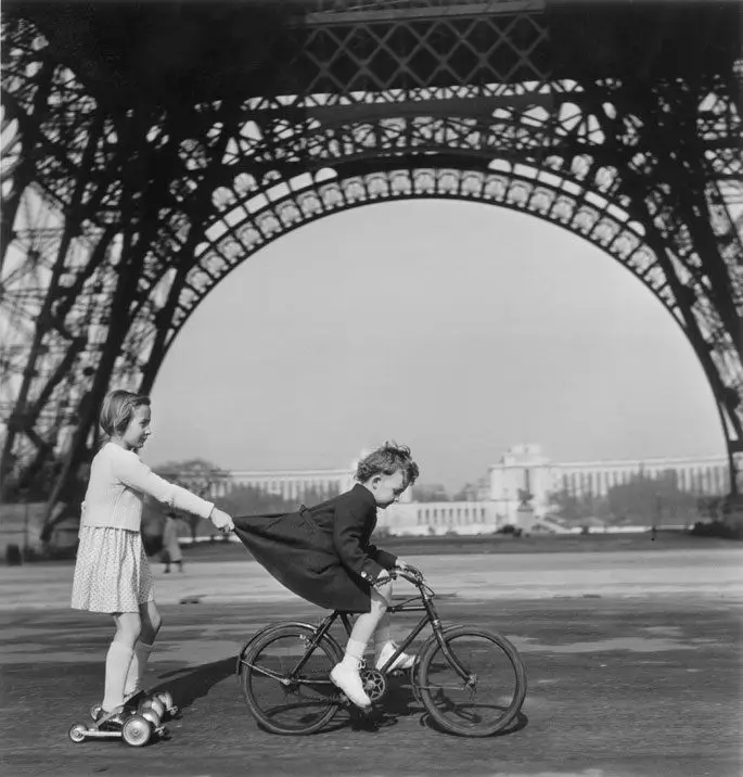 Towing on the Champ-de-Mars, Paris - Robert Doisneau