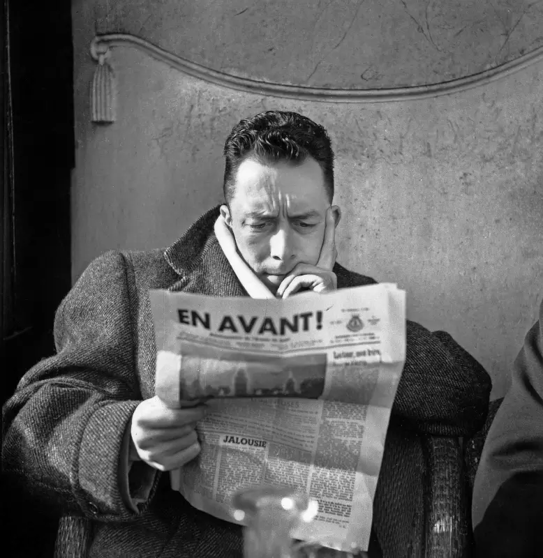 Albert Camus En Avant isimli gazeteyi okurken (1945)